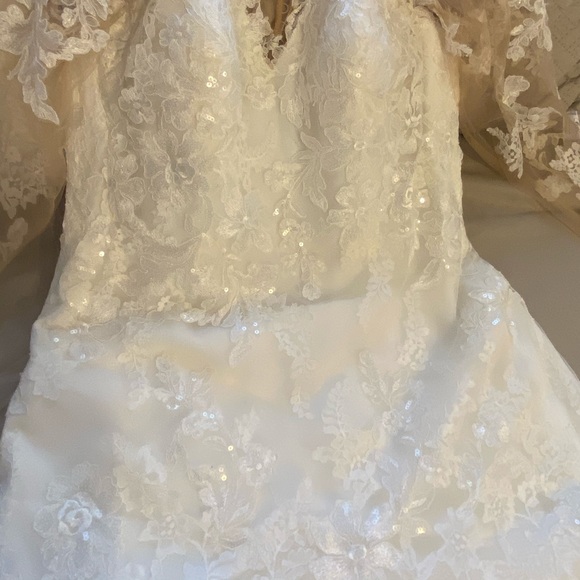 Wedding dress - Picture 3 of 9